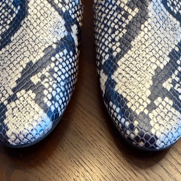 GAP Blue and White Snake-Print Slip-On Mules - Picture 3 of 11